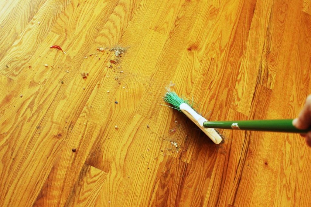 cara membersihkan lantai kayu