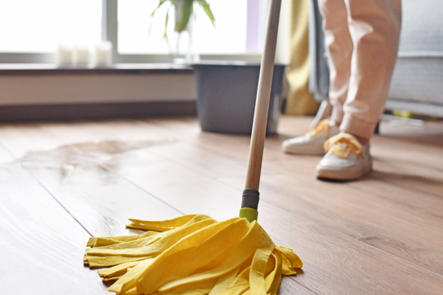 cara membersihkan lantai kayu